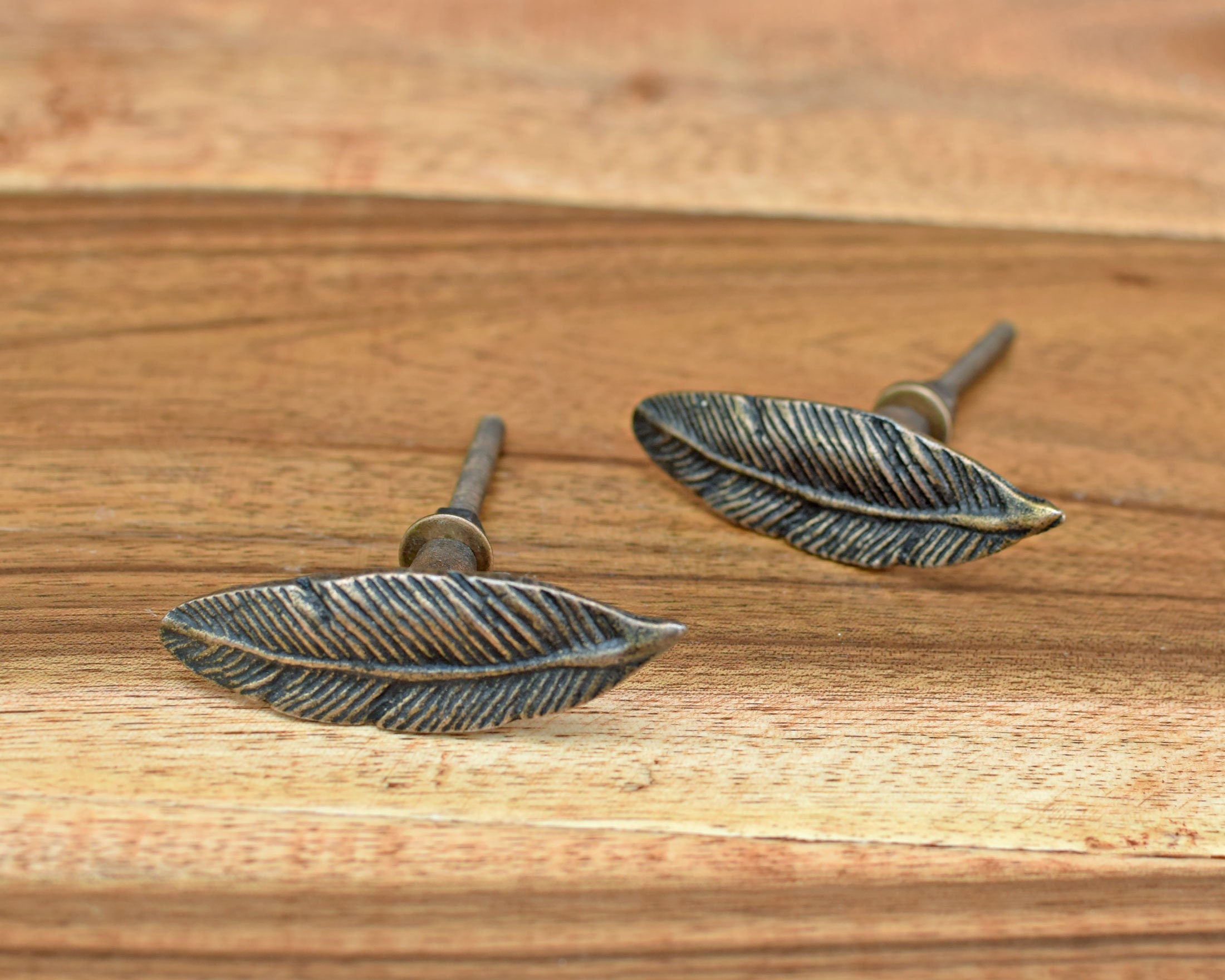 Feather Cabinet Knob Drawer Pull Antique Brass Dresser Wardrobe Knobs Antique / Set of 2 Feather Cabinet Knob Drawer Pull Antique Brass Dresser Wardrobe Knobs Antique / Set of 2